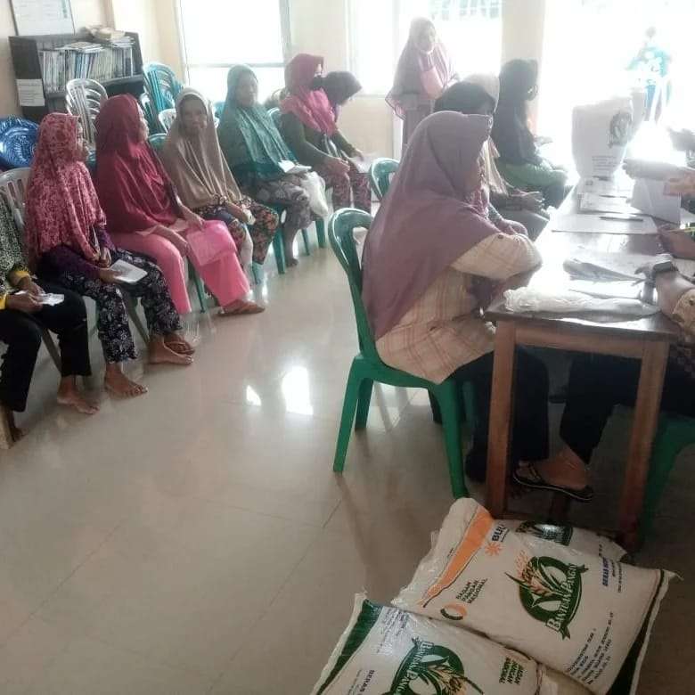 Pembagian Beras Bantuan Pangan Tahap Lima